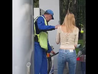 Блондинка заправляет тесла