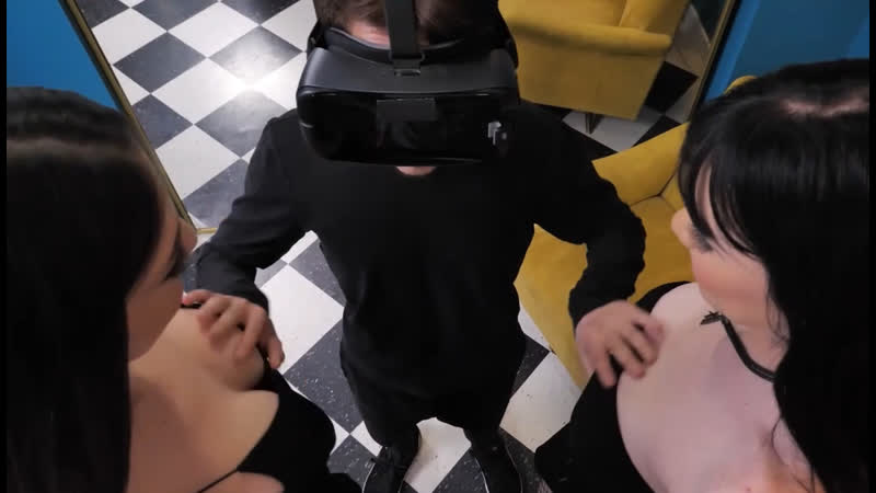 Две симпатичные брюнетки обманули соседа с vr игрой, своими губками и кисками создали ему полное погружение)