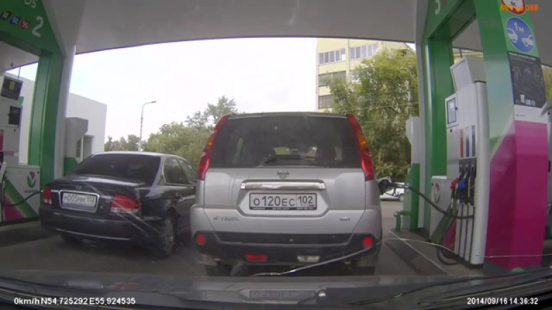 Тётка заправила не ту тачку
