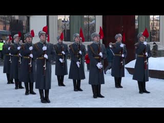 Военнослужащие цво поздравили женщин екатеринбурга с наступающим 8 марта