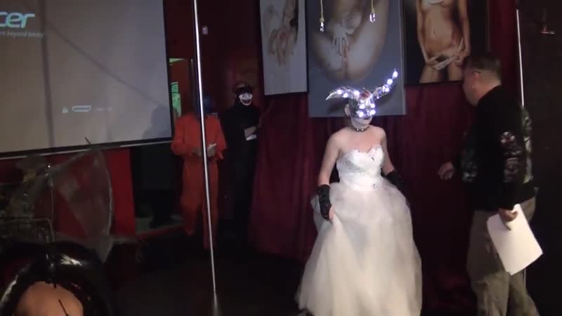 Подвешивание на крюках за кожу, бдсм театр, сбежавшая невеста фрик шоу на хэллоуин