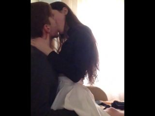 Порно видео Негр целуется с блондинкой на улице и дает подрочить хуй