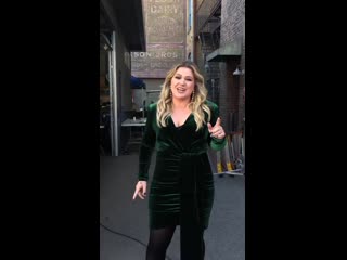 This is proof that the only person that can embody @simoncowell is @kellyclarkson