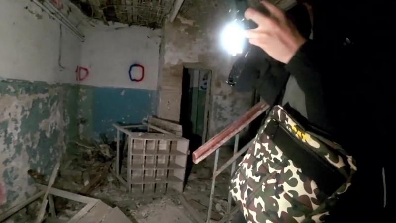 Заброшенная лаборатория много непонятных ампул