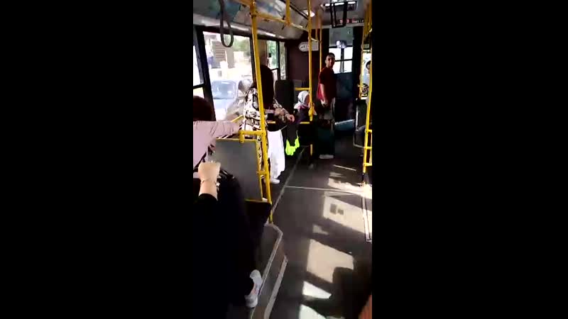 Вешает белье в автобусе