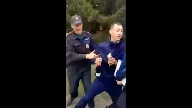 Доеб@лись до прохожего