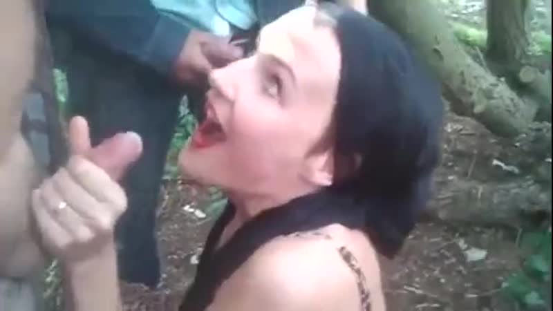 Отсосала у толпы в лесу