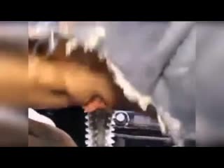 Телка долбит себя в авто 😱