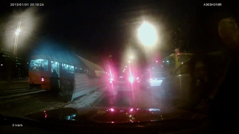 Мамаша с ребенком спешит к трамваю на останоу