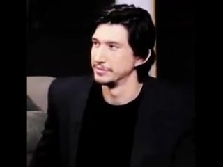 Ela tmb é um bolinho malandro 😁❤ "aqui vai um gif do adam driver olhando pra daisy ridley como se ela fosse o próprio sol em fo