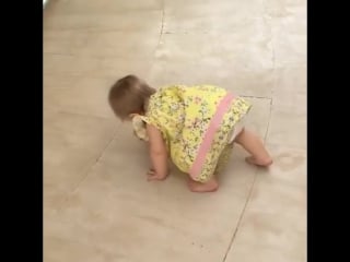 Menina pequeno tentando andar sozinha