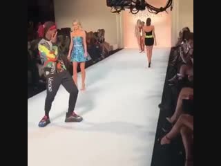 Famous dex развлекается на показе «sherri hill»