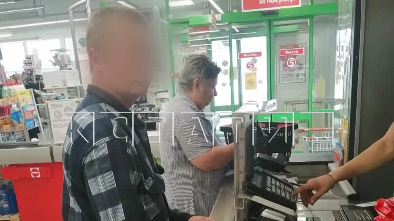 18 летние девочки стали жертвой молодые, который бросается на детей на улицах и в магазинах