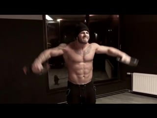 Качаю спину,дельты,грудь,шею