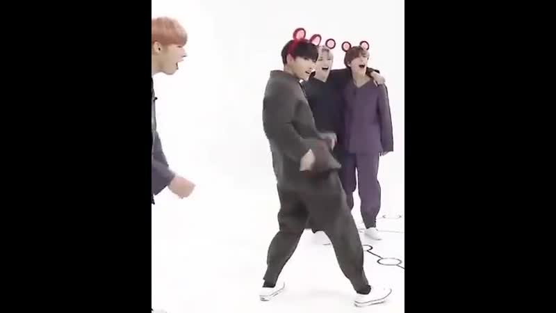 Woosan being proud of their dad ateez wooyoung san woosan 최산 정우영 에이티즈