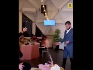 Шутник получает по ебалу