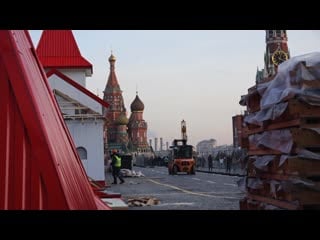 Moscou prépare la grande patinoire d'hiver sur la place rouge
