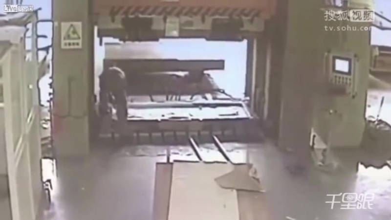 Китайский оператор раздавил напарника гидравлическим прессом