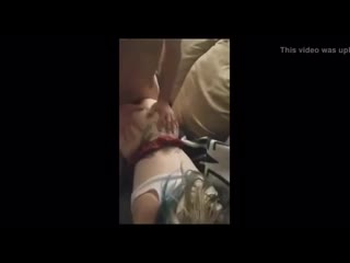 Снимает свою молодую жену с любовником и вылизывает в конце