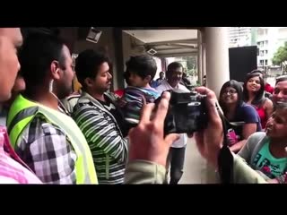 Actor vijay meet his australian tamil fans during thalaivaa shooting spot