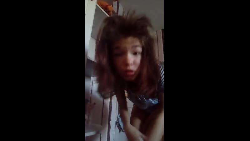 Девочка в прямой трансляции одевается утром и светит трусики