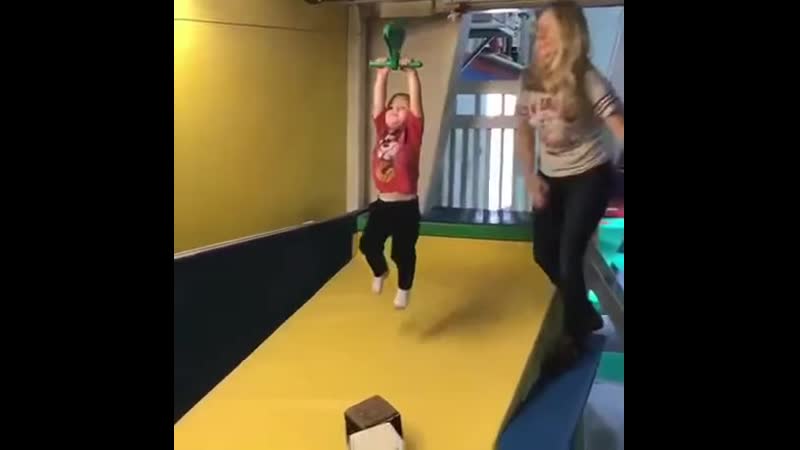 Первый раз спускается на тросе