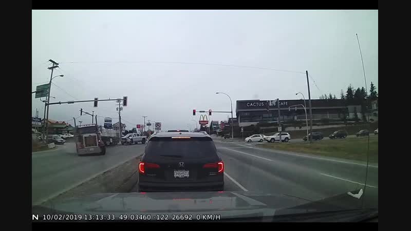 Внезапно очень крупно прилетело на светофоре