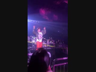 Jaehyuns face when the lightstick flew