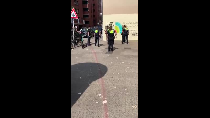 15 jähriger wird von der polizei in hamburg angegriffen!