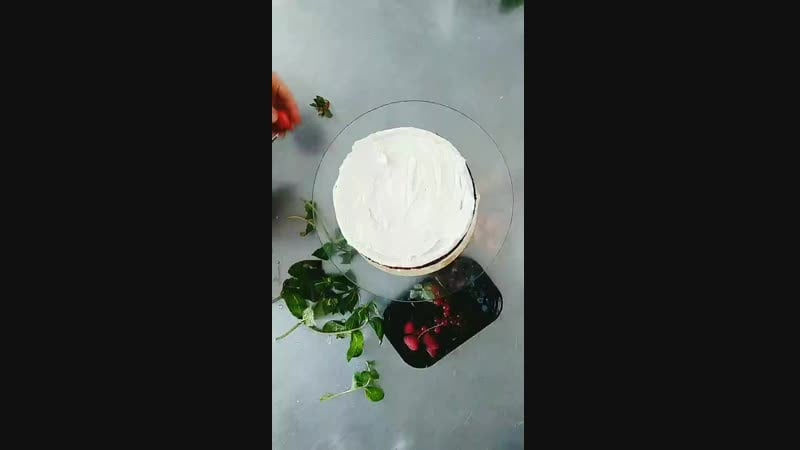 Крошки украшаем тортик