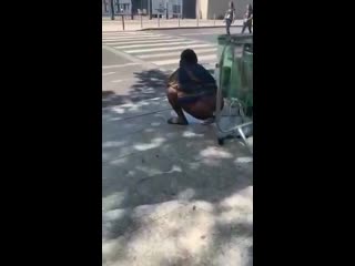 Paris une migrante africaine fait caca sur le trottoir