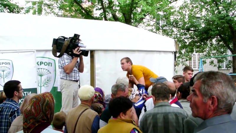 Титушки на камеру интера порезали палатку и забрызгали стариков слезоточивым газом