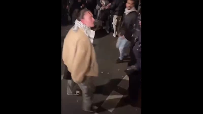 Вежливые германские полицейские улыбаются гражданам и спрашивают как дела