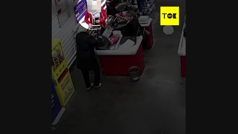 В омске женщина родила не отходя от кассы