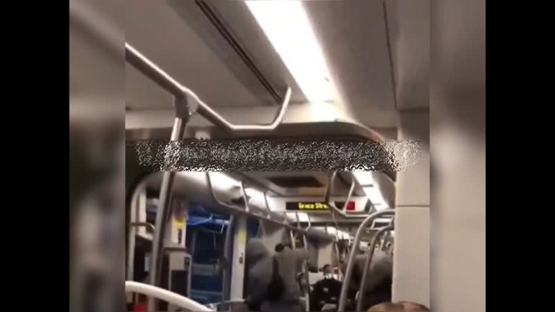 Проклятые молодые! негру уже спокойно покурить в вагоне не дадут