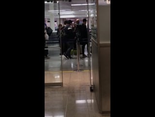 [fancam] 170306 exo's suho, sehun @ paris airport