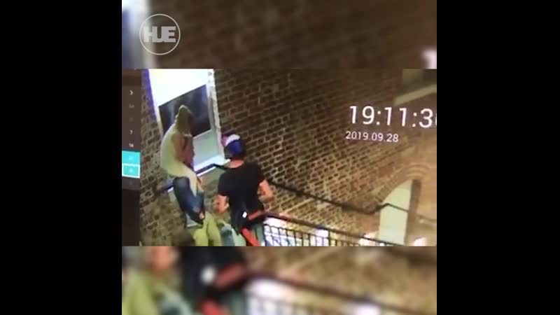 Австралиец с ребёнком своровал картину из бара