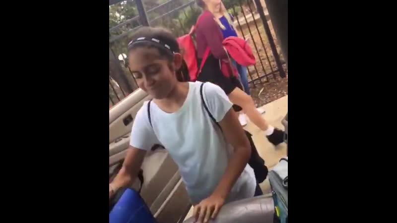 Брат забирает сестру из школы, под хиты 2000 х