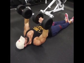 Жим гантелей на полу