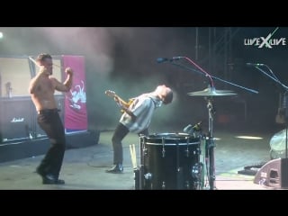 Slaves live at sziget festival |