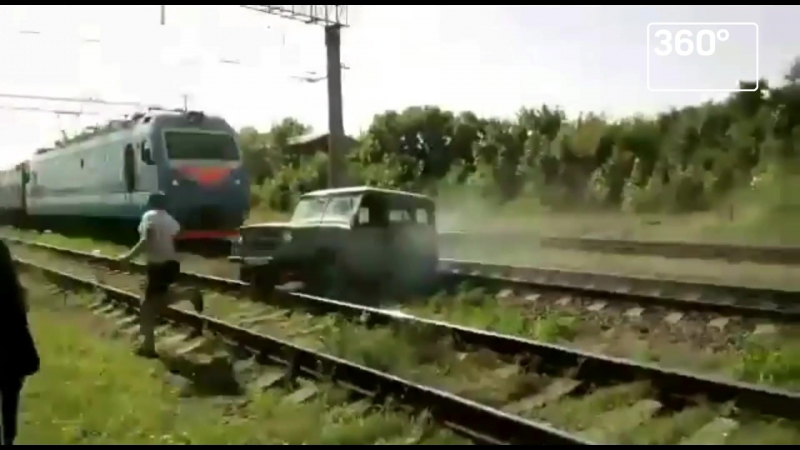 "эльдар, вылазь!" пассажирский поезд снес уаз на кубани