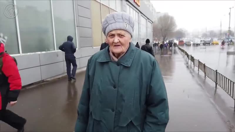 Раздает шоколадки