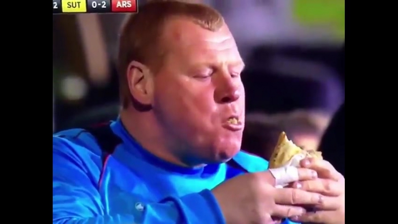 45 ти летний вратарь саттон юнайтед на разминке 😏 🍔