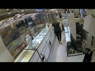 В торговом центре waterman discount mall пиндос взял поглазеть ожерелье за 10 000$ и "сделал ноги", но пиндосные копы не дремлют