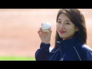 Suzy throws out the first pitch for the 4th game in the 2017 korean series allkpop com