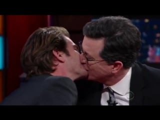 Andrew garfield talking about the kiss with ryan reynolds and kissing stephen colbert