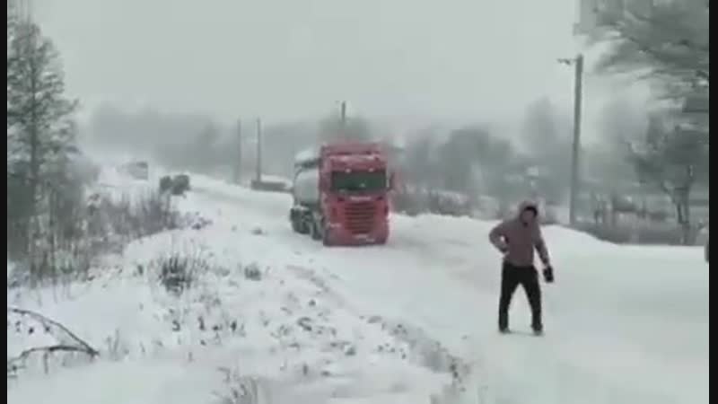 Золотоніські комунальники вже добу працюють над очисткою міста від снігу, техніка працюватиме і вночі тому не лишайте свої авті
