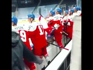 And from the other side of the bench @narodnitym worldjuniors