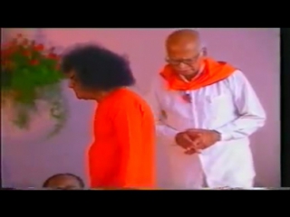 Видео sathya sai sai darshan bhagawan sri sathya sai baba @ sai darshan, indiranagar,bangalore in 1999