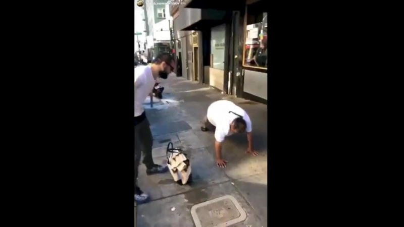Хабиб и его брат сняли на видео, как бездомные отжимаются за деньги в сша